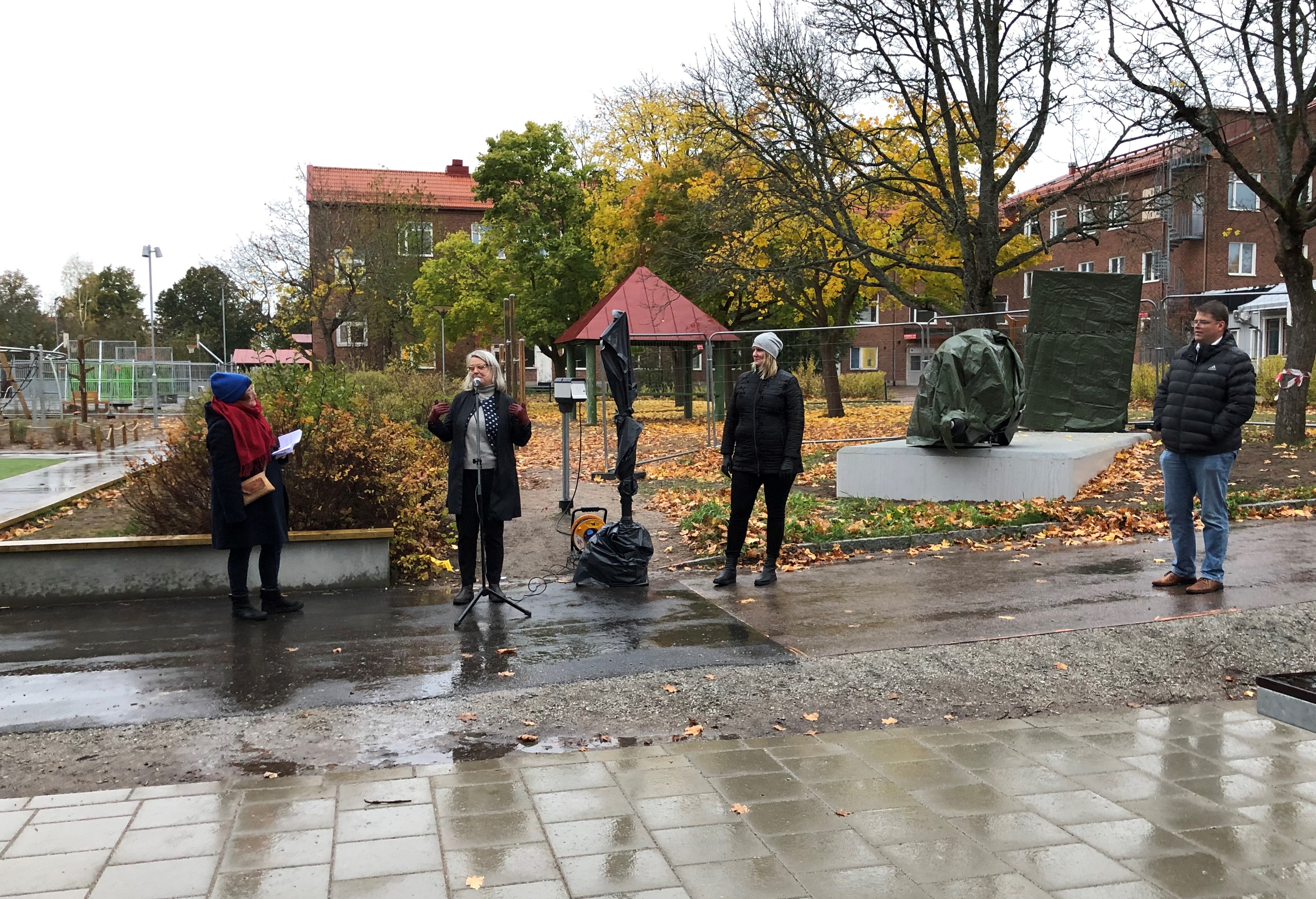 Ingrid Falk pratar i en mikrofon. Linda Wallenberg, Maria Axelsson Thorén och Anders Wigelsbo står bredvid och lyssnar.